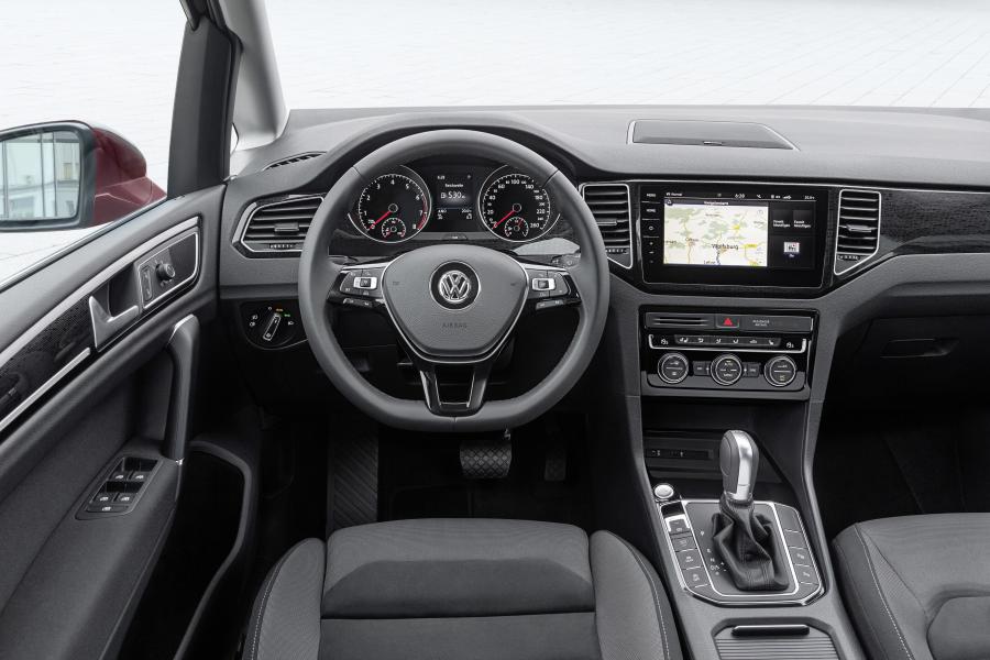 Торпедо Volkswagen Golf Sportsvan TSI 2017 года  (WW) (фото 15 из 40)